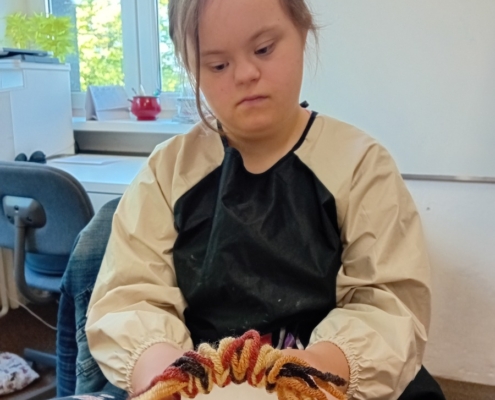 Ve výtvarné výchově si děti ze třídy H. vyrobily panenku na ruku,