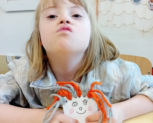 Ve výtvarné výchově si děti ze třídy H. vyrobily panenku na ruku,