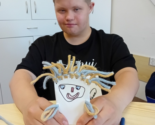 Ve výtvarné výchově si děti ze třídy H. vyrobily panenku na ruku,