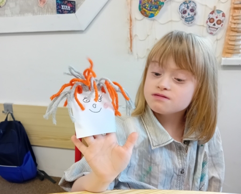Ve výtvarné výchově si děti ze třídy H. vyrobily panenku na ruku,