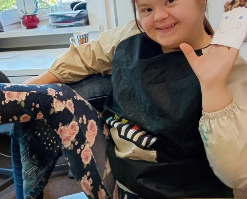 Ve výtvarné výchově si děti ze třídy H. vyrobily panenku na ruku,