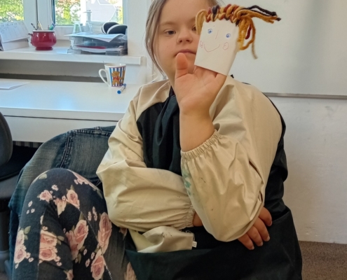 Ve výtvarné výchově si děti ze třídy H. vyrobily panenku na ruku,