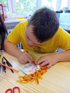 Ve výtvarné výchově si děti ze třídy H. vyrobily panenku na ruku,