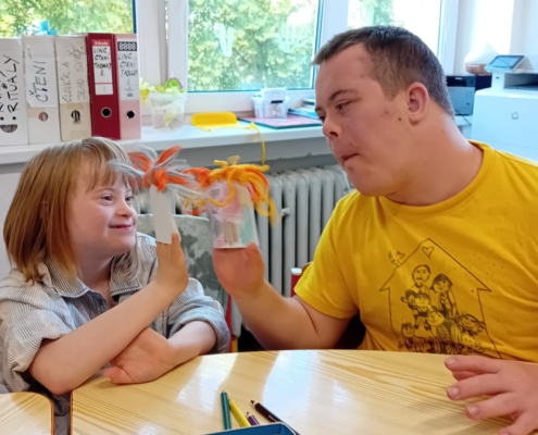 Ve výtvarné výchově si děti ze třídy H. vyrobily panenku na ruku,