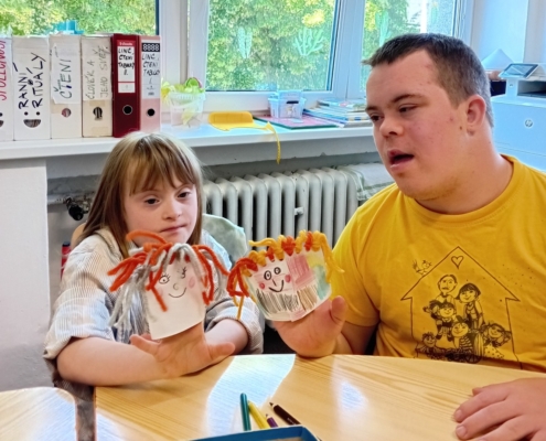 Ve výtvarné výchově si děti ze třídy H. vyrobily panenku na ruku,