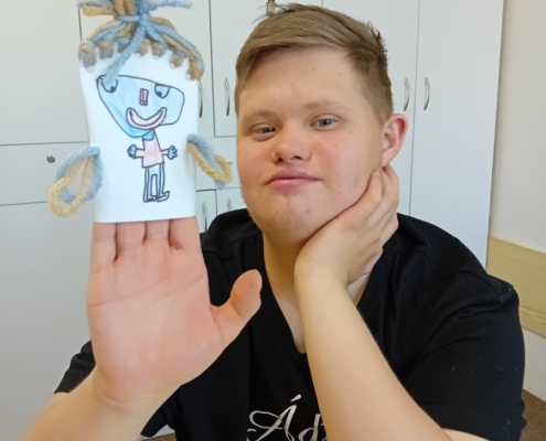 Ve výtvarné výchově si děti ze třídy H. vyrobily panenku na ruku,