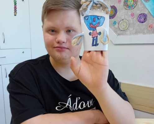 Ve výtvarné výchově si děti ze třídy H. vyrobily panenku na ruku,