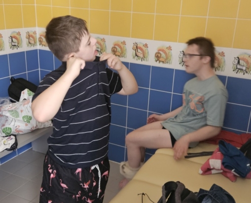 Tentokrát jsme v bazénu cvičili pod odborným vedením Lenky