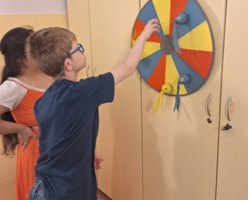 krásné tvoření s Ivonkou a zpívání s kytarou, pexesa, puzzle, vkládáčky, hod na cíl