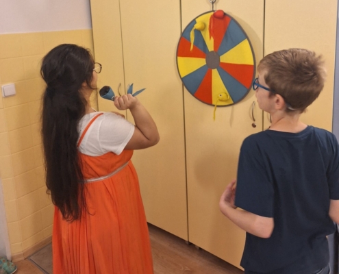 krásné tvoření s Ivonkou a zpívání s kytarou, pexesa, puzzle, vkládáčky, hod na cíl