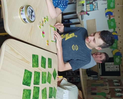 krásné tvoření s Ivonkou a zpívání s kytarou, pexesa, puzzle, vkládáčky, hod na cíl