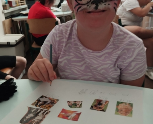 krásné tvoření s Ivonkou a zpívání s kytarou, pexesa, puzzle, vkládáčky, hod na cíl