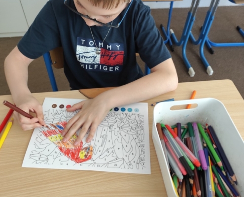krásné tvoření s Ivonkou a zpívání s kytarou, pexesa, puzzle, vkládáčky, hod na cíl