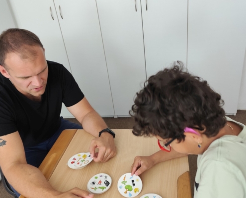 krásné tvoření s Ivonkou a zpívání s kytarou, pexesa, puzzle, vkládáčky, hod na cíl