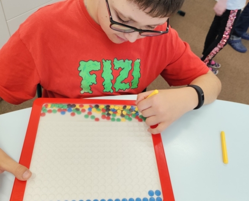 krásné tvoření s Ivonkou a zpívání s kytarou, pexesa, puzzle, vkládáčky, hod na cíl
