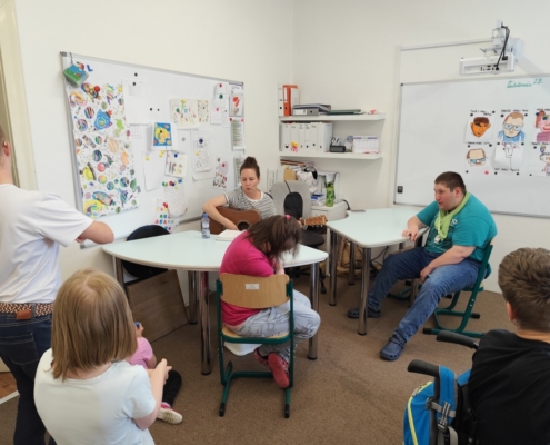 krásné tvoření s Ivonkou a zpívání s kytarou, pexesa, puzzle, vkládáčky, hod na cíl