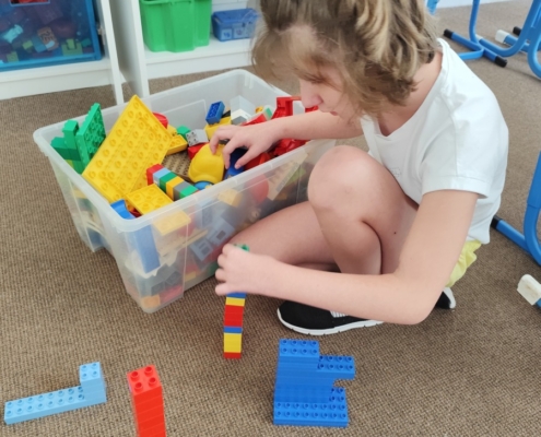 krásné tvoření s Ivonkou a zpívání s kytarou, pexesa, puzzle, vkládáčky, hod na cíl