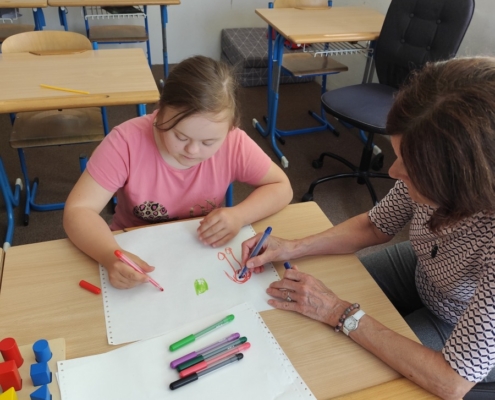 krásné tvoření s Ivonkou a zpívání s kytarou, pexesa, puzzle, vkládáčky, hod na cíl
