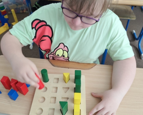 krásné tvoření s Ivonkou a zpívání s kytarou, pexesa, puzzle, vkládáčky, hod na cíl