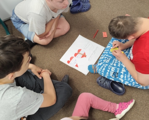 krásné tvoření s Ivonkou a zpívání s kytarou, pexesa, puzzle, vkládáčky, hod na cíl