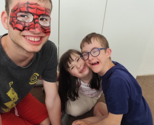krásné tvoření s Ivonkou a zpívání s kytarou, pexesa, puzzle, vkládáčky, hod na cíl