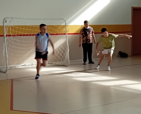 nejprve kluci rozcvičili, zaběhali si a pak míčem trefovali do basketbalového koše