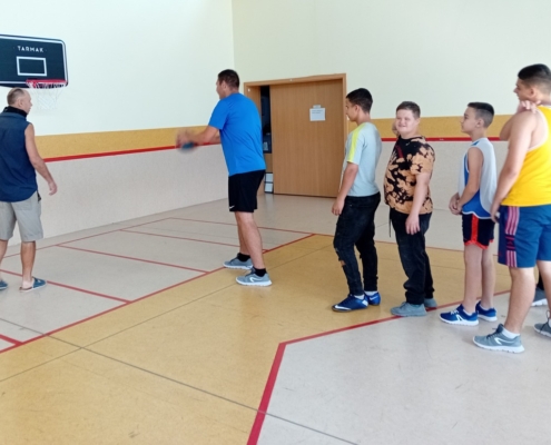nejprve kluci rozcvičili, zaběhali si a pak míčem trefovali do basketbalového koše