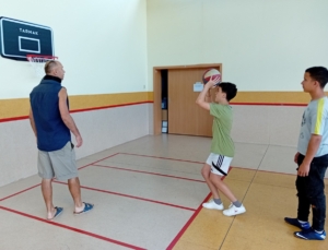 nejprve kluci rozcvičili, zaběhali si a pak míčem trefovali do basketbalového koše