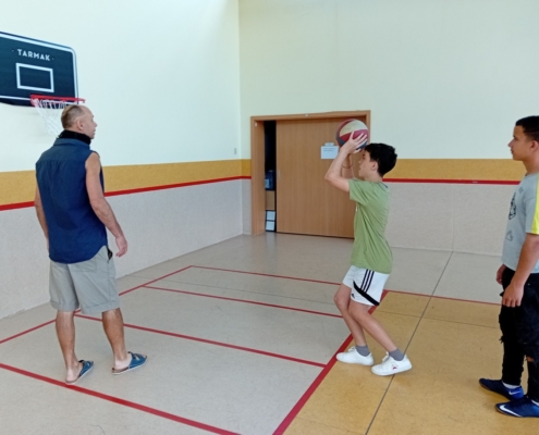 nejprve kluci rozcvičili, zaběhali si a pak míčem trefovali do basketbalového koše