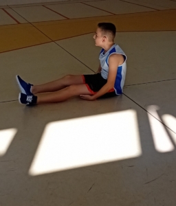 nejprve kluci rozcvičili, zaběhali si a pak míčem trefovali do basketbalového koše