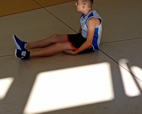 nejprve kluci rozcvičili, zaběhali si a pak míčem trefovali do basketbalového koše