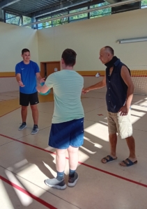 nejprve kluci rozcvičili, zaběhali si a pak míčem trefovali do basketbalového koše