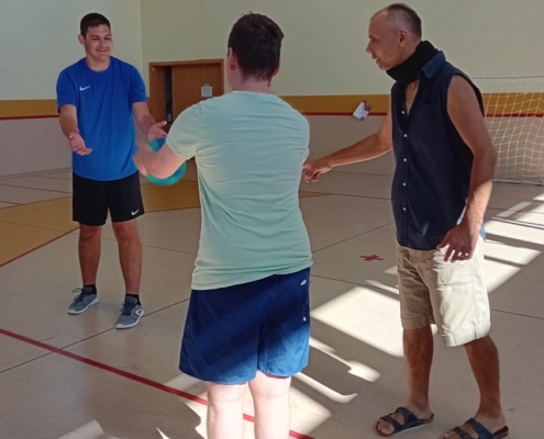 nejprve kluci rozcvičili, zaběhali si a pak míčem trefovali do basketbalového koše