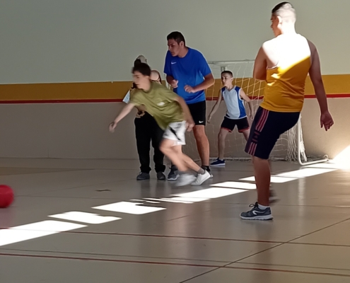 nejprve kluci rozcvičili, zaběhali si a pak míčem trefovali do basketbalového koše