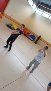 Pondělní velký tělocvik plný jógy a basketbalu