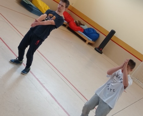 Pondělní velký tělocvik plný jógy a basketbalu