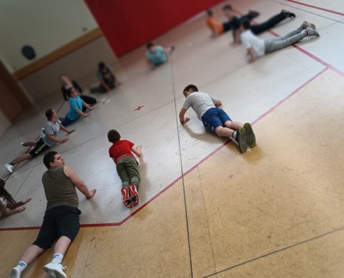 Pondělní velký tělocvik plný jógy a basketbalu