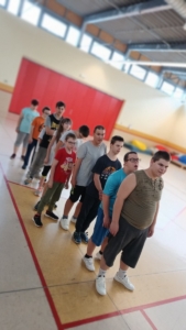 Pondělní velký tělocvik plný jógy a basketbalu
