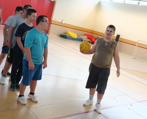 Pondělní velký tělocvik plný jógy a basketbalu