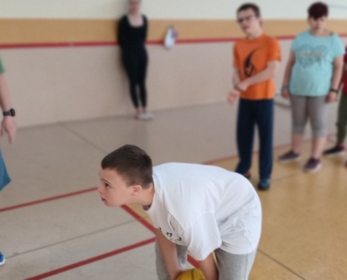 Pondělní velký tělocvik plný jógy a basketbalu