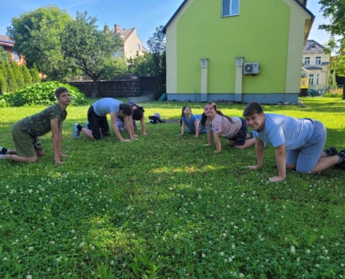 vyrazili cvičit na školní zahradu