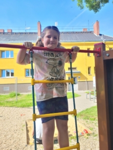 vyrazili cvičit na školní zahradu