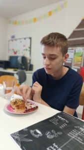 Poslední den příměstského tábora jsme si užili v Kavárně na Wolkrovce