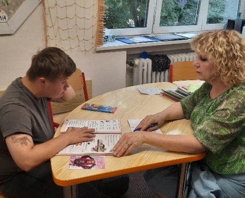 týden rozdělený na kulturní a učební část