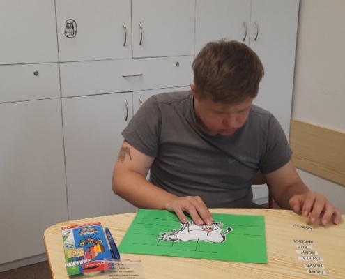 týden rozdělený na kulturní a učební část