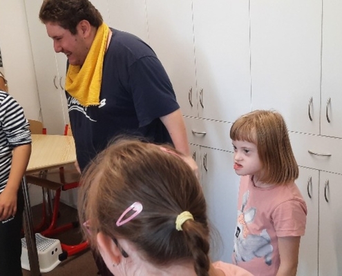 týden rozdělený na kulturní a učební část