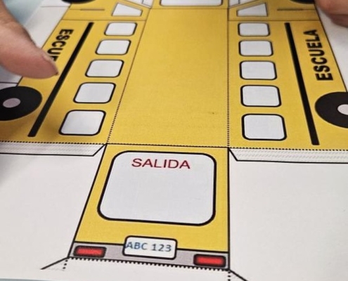 kluci pracovali s papírem a vyrobili autobus