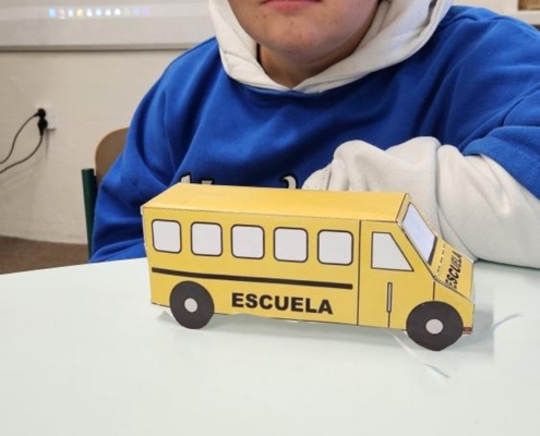 kluci pracovali s papírem a vyrobili autobus