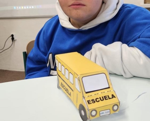 kluci pracovali s papírem a vyrobili autobus