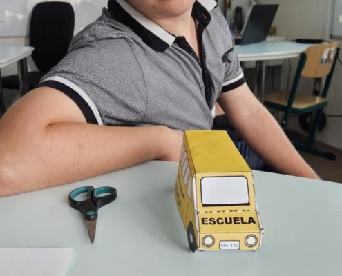 kluci pracovali s papírem a vyrobili autobus